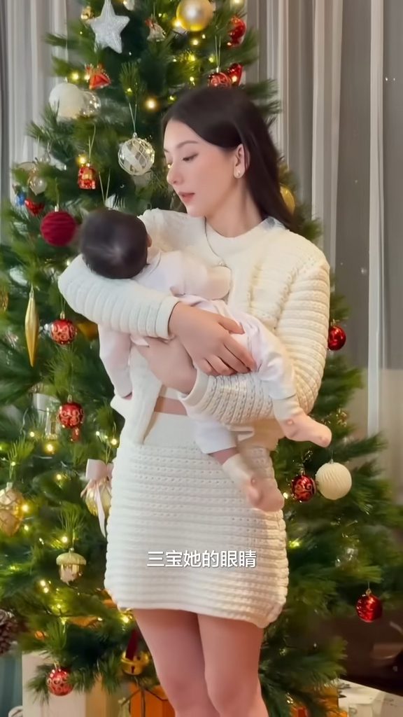 方媛照顧剛出生不久的三寶。