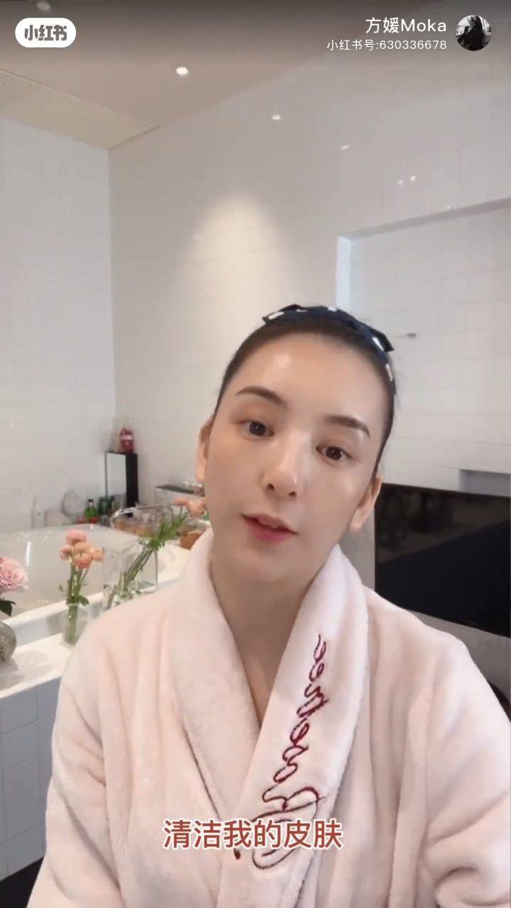 方媛過往片段曾分享豪宅洗手間,佈置潔白,並設按摩大浴缸及電視,可一邊浸浴一邊睇片。