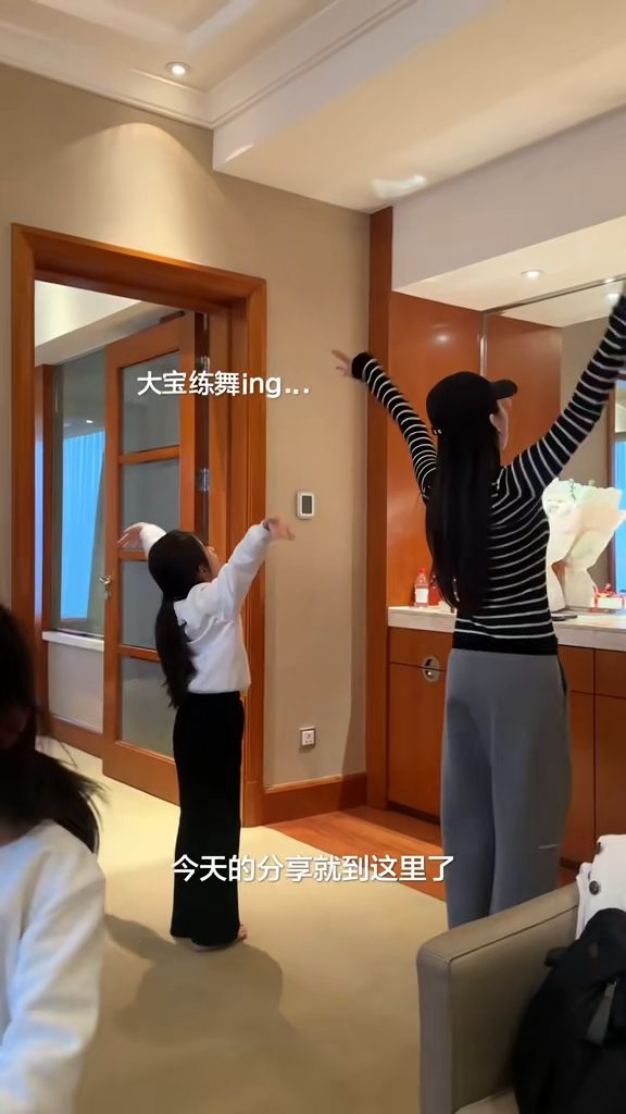方媛在家中陪伴女兒練舞。