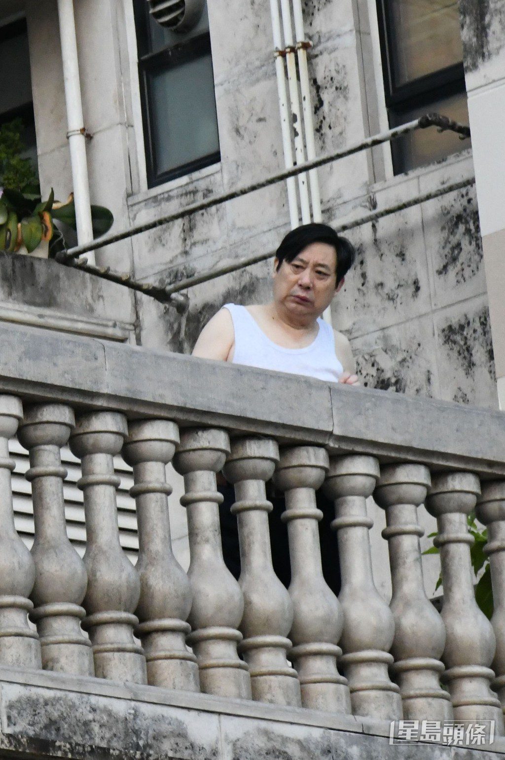 郭富城外父外母同住一大廈,外父單位並設大平台。