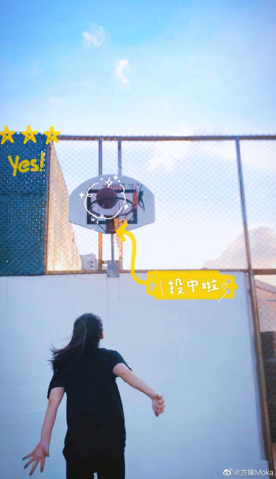 室外還擺放籃球架。