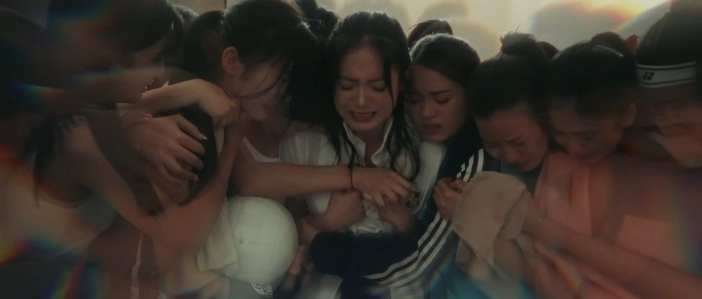 黃可盈(右四)在MV中飾演其中一名中學生。