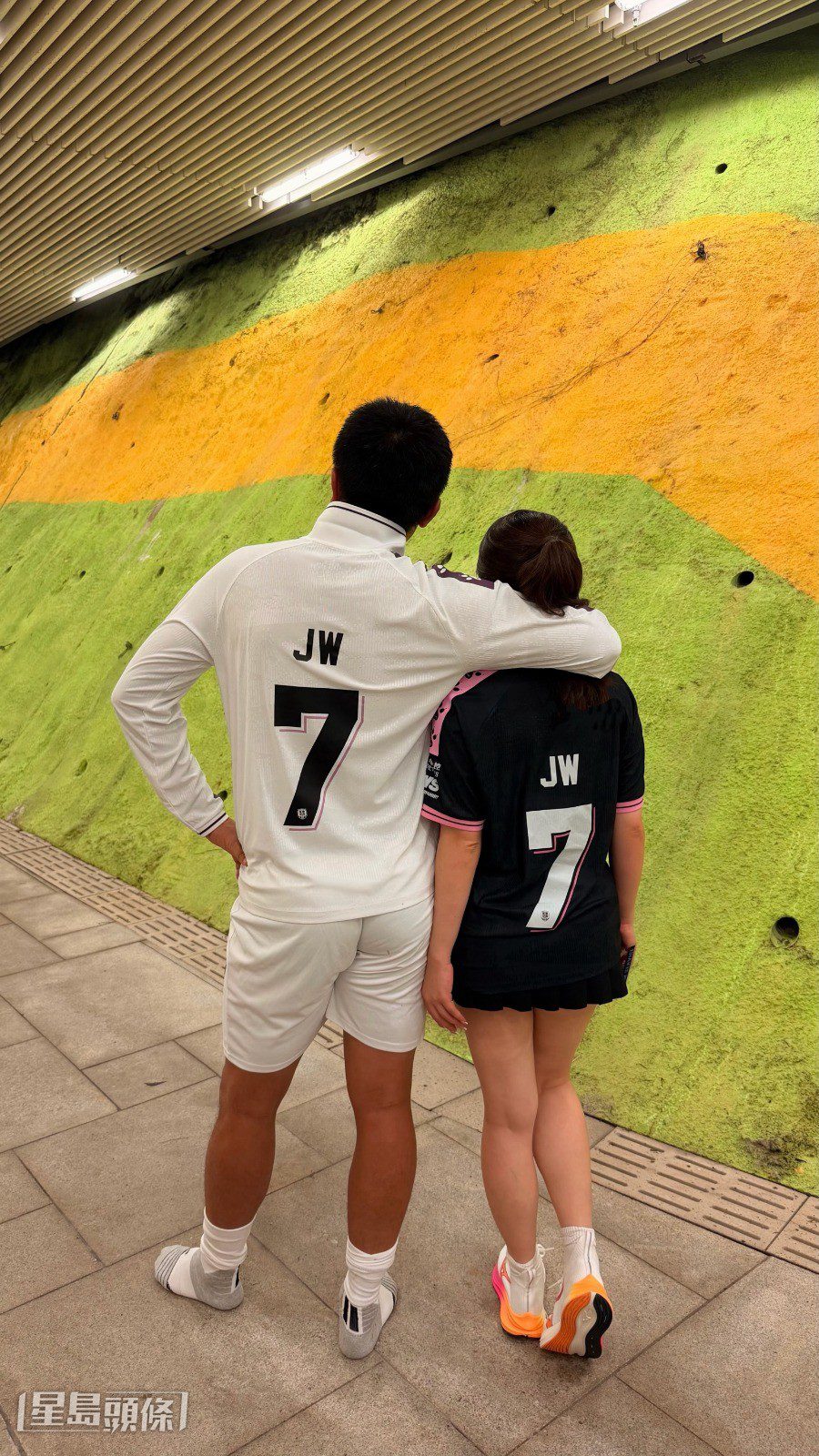 《JW2情歌》MV定於11月6日發布，並預告JW將於11月7日港超聯「至尊沙田VS標準流浪」的賽事中，於啟德青年運動場首次現場演唱此曲。