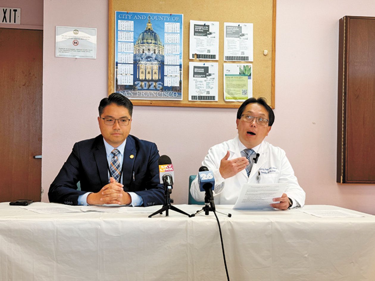 白幹榮醫生(右)及衛生局林偉浩呼籲快接種流感及新冠疫苗。記者彭詩喬攝