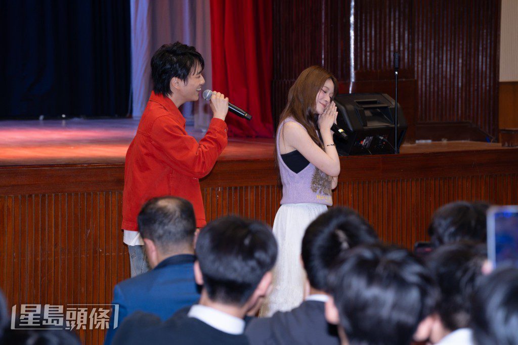 Cloud和Lester下台與同學握手及自拍。