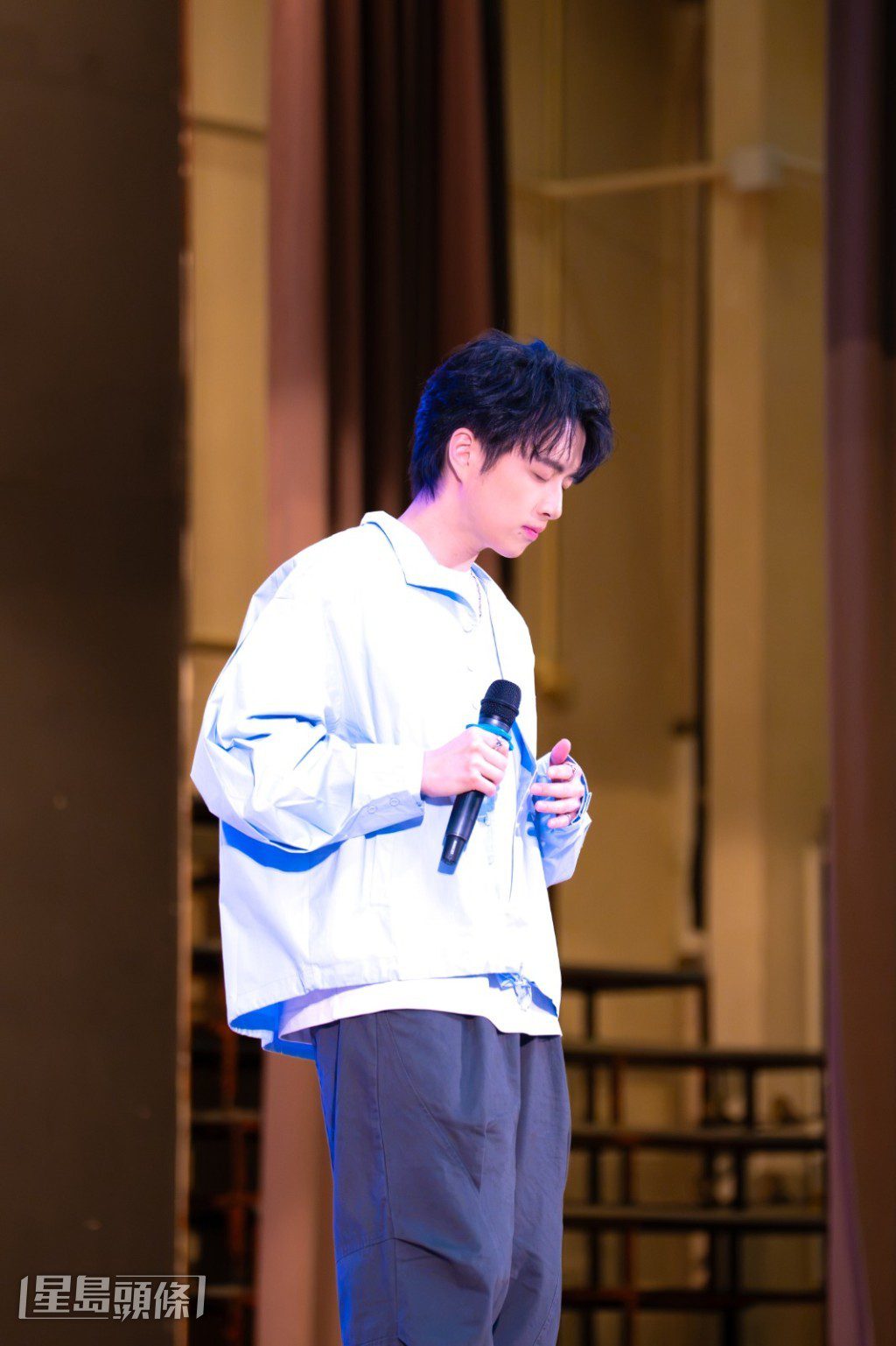 唱作歌手Lester以往多創作英文歌,加盟「寰亞音樂」後推出首支廣東歌《少甜》暖場。