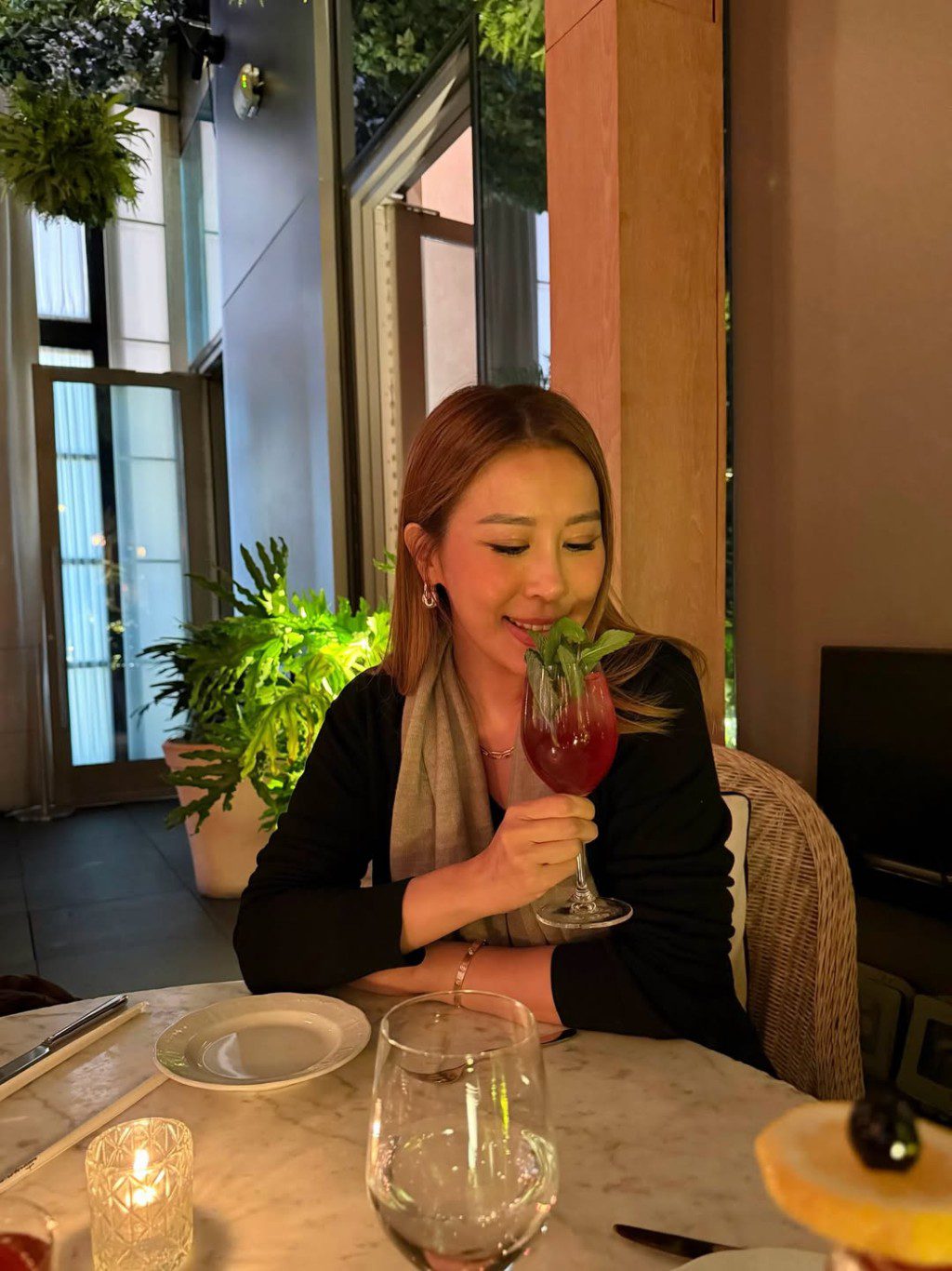曹敏莉近日與子女前往美國旅行。