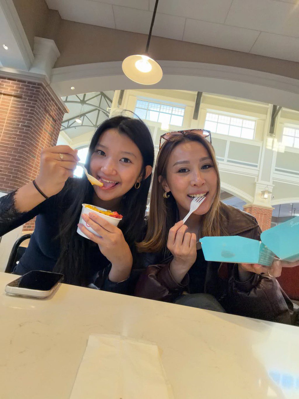 曹敏莉與大女Dora一起享用美食,母女相處如好友般親密。