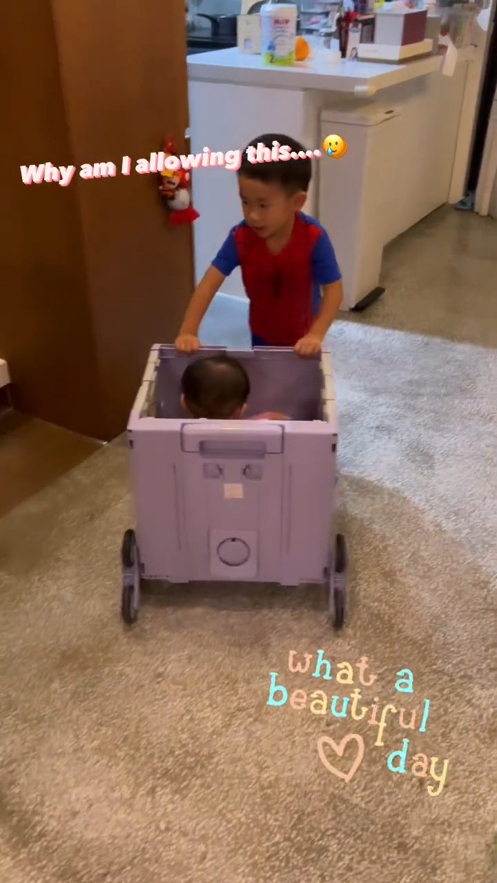 兒子身後是廚房空間。