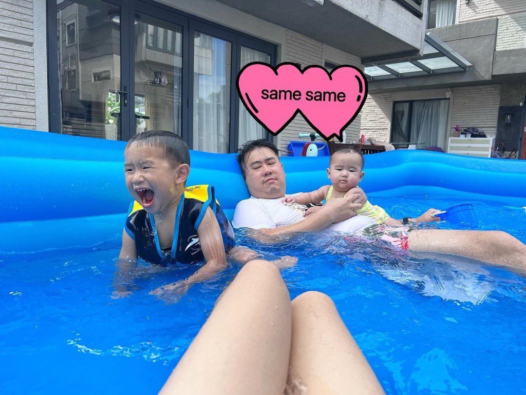 一家四口在花園玩水,樂也融融。