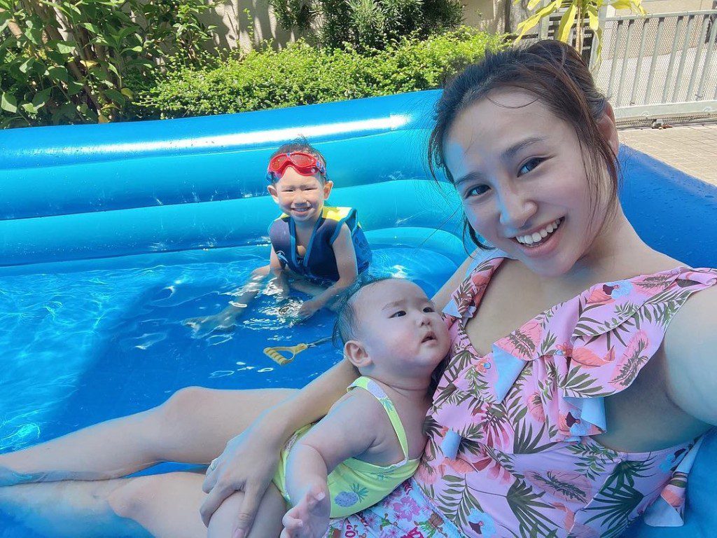 充氣泳池足夠讓母子三人一起玩水。