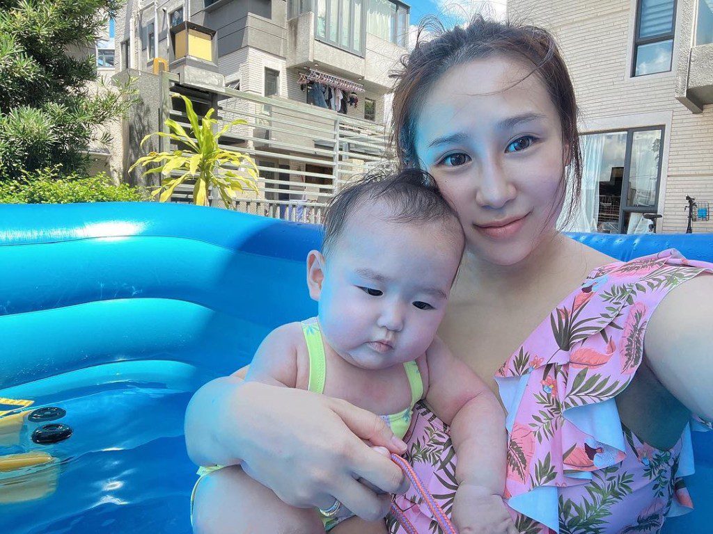 花園裡放置了充氣泳池。