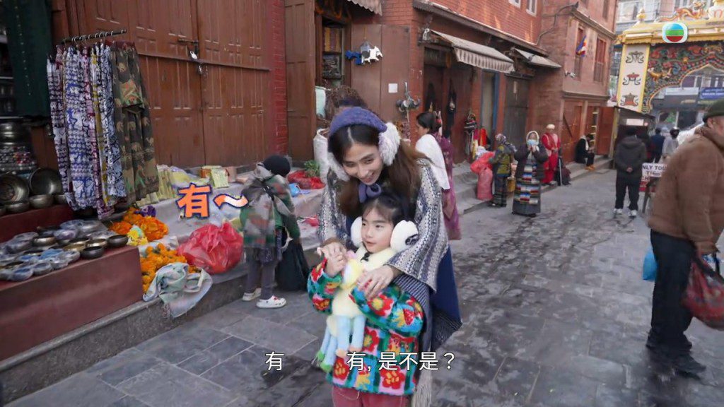 符曉薇在加德滿都街頭從後擁抱大女Abi。
