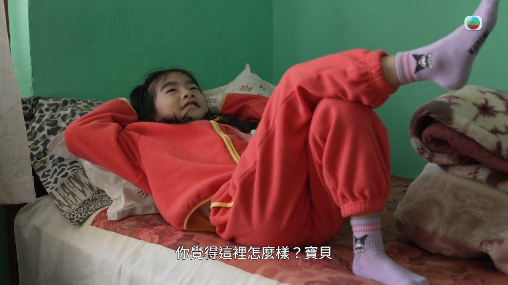 符曉薇詢問住宿感受時,調皮的Abi在硬木床上搞笑「印印腳」。