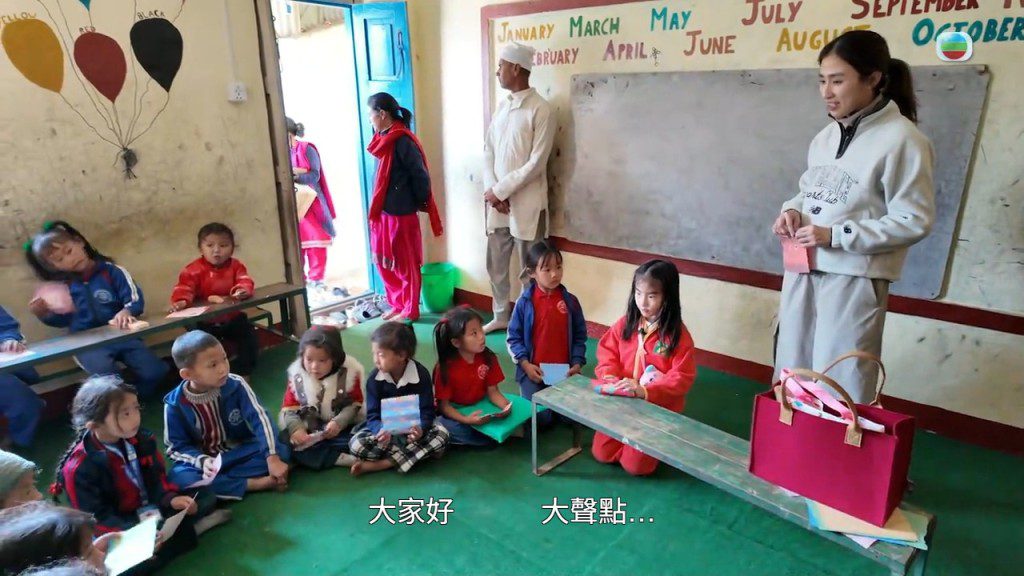 符曉薇陪同大女Abi在山區學校擔任小導師,指導當地學童摺紙。