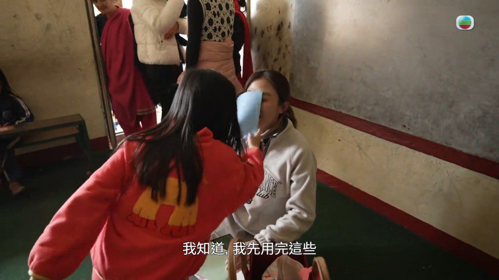 Abi不甘被說教,拿起摺紙往符曉薇面上揮去,場面一度尷尬。