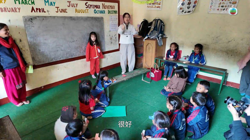 符曉薇與大女Abi在山區課室和孩子們互動,並帶領大家拍手。