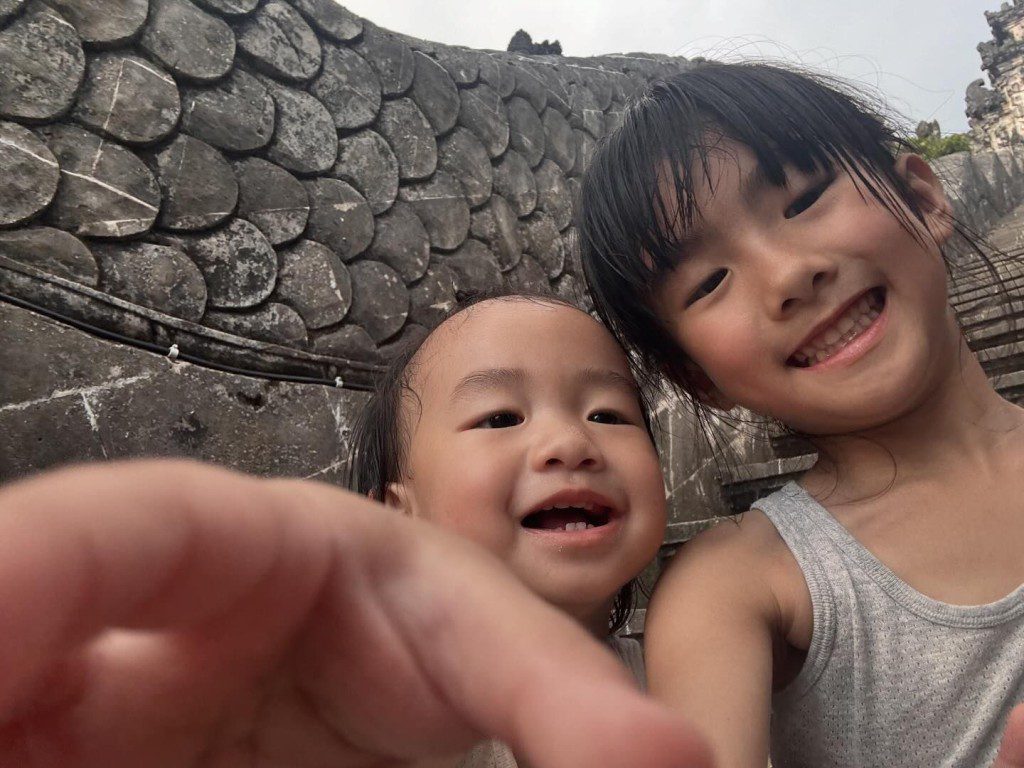 兩姊妹感情很好。
