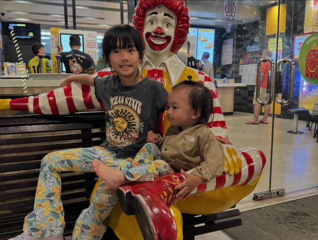 兩姊妹感情要好。