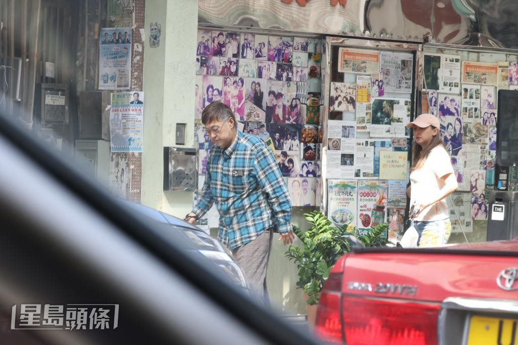 兩人一前一後地步行離開。