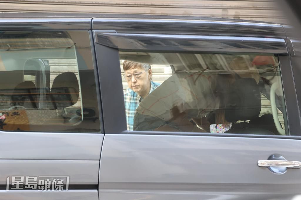 他們登上停在餐廳附近的車輛後離開。