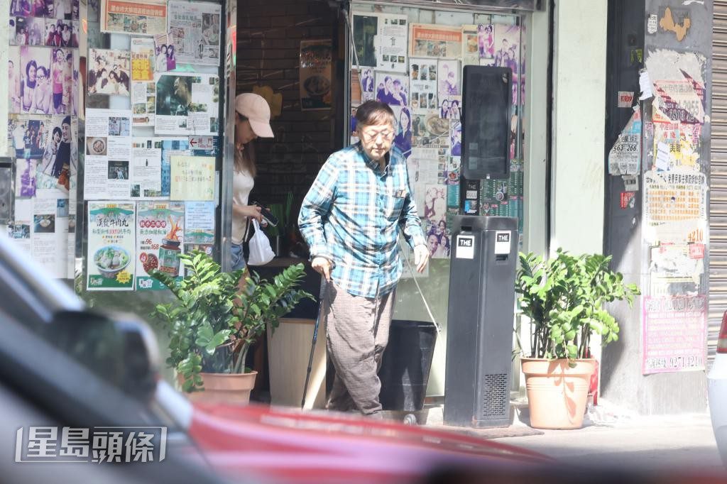 谷德昭借助拐杖,慢慢步出餐廳。