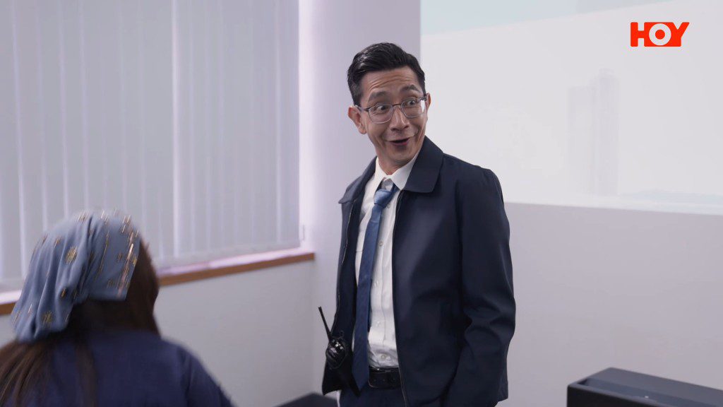 李尚正穿上保安制服,轉身時作出挑眉表情,帶出喜劇感。