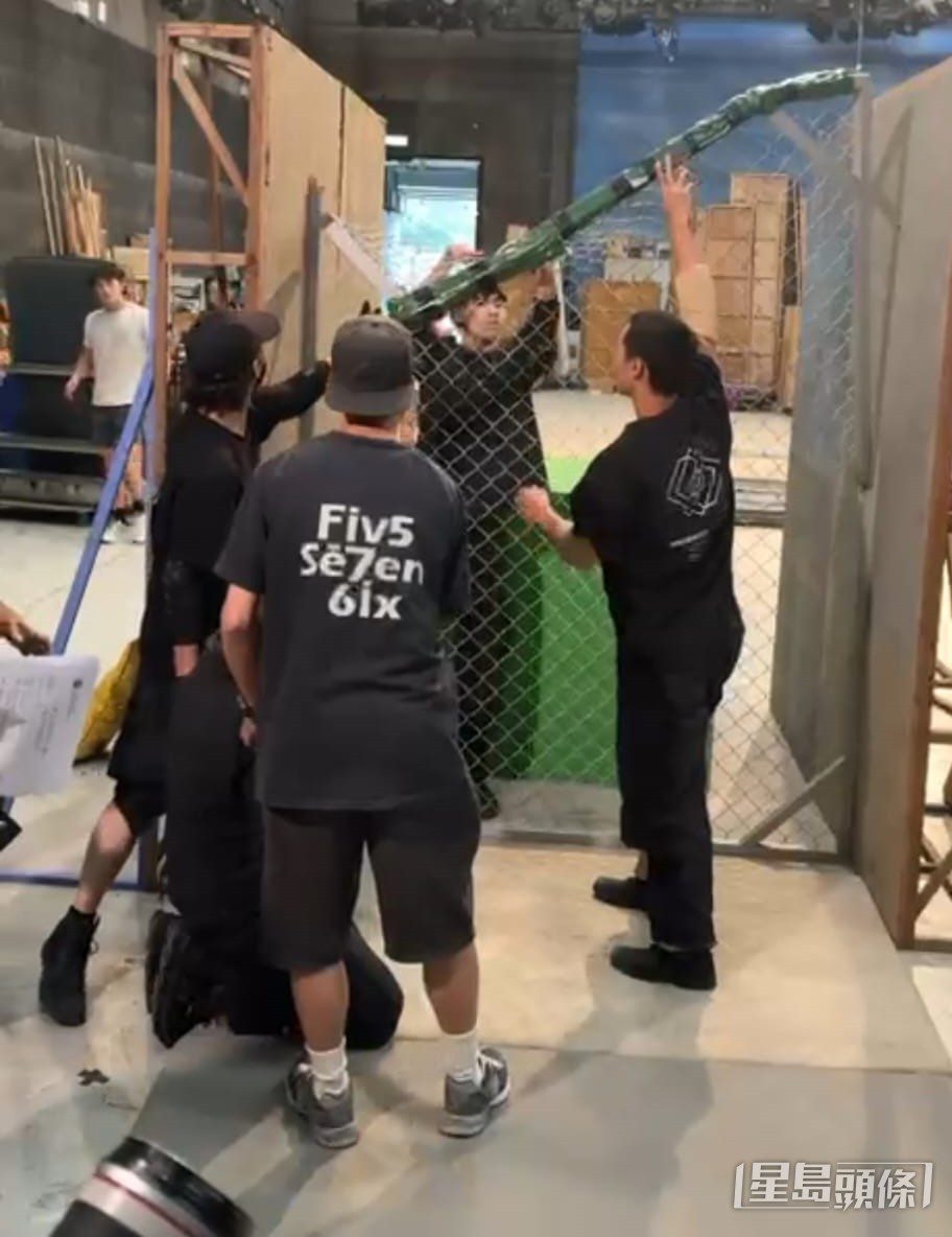 現場負責動作指導的「錢家班」特技人員與工作人員立即上前，試圖穩固已損毀折斷的鐵網道具。